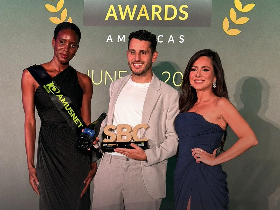 As três pessoas recebendo o troféu SBC pela KR3W